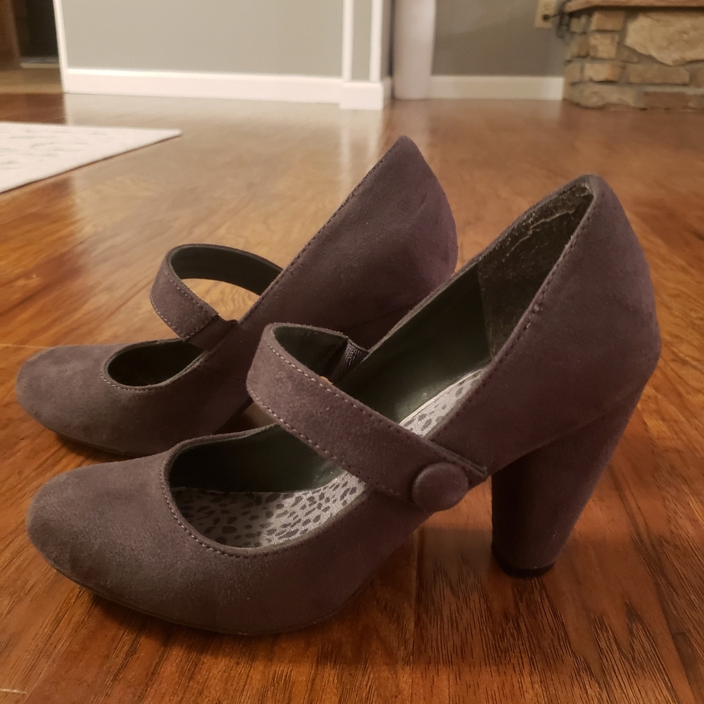 Gray pumps